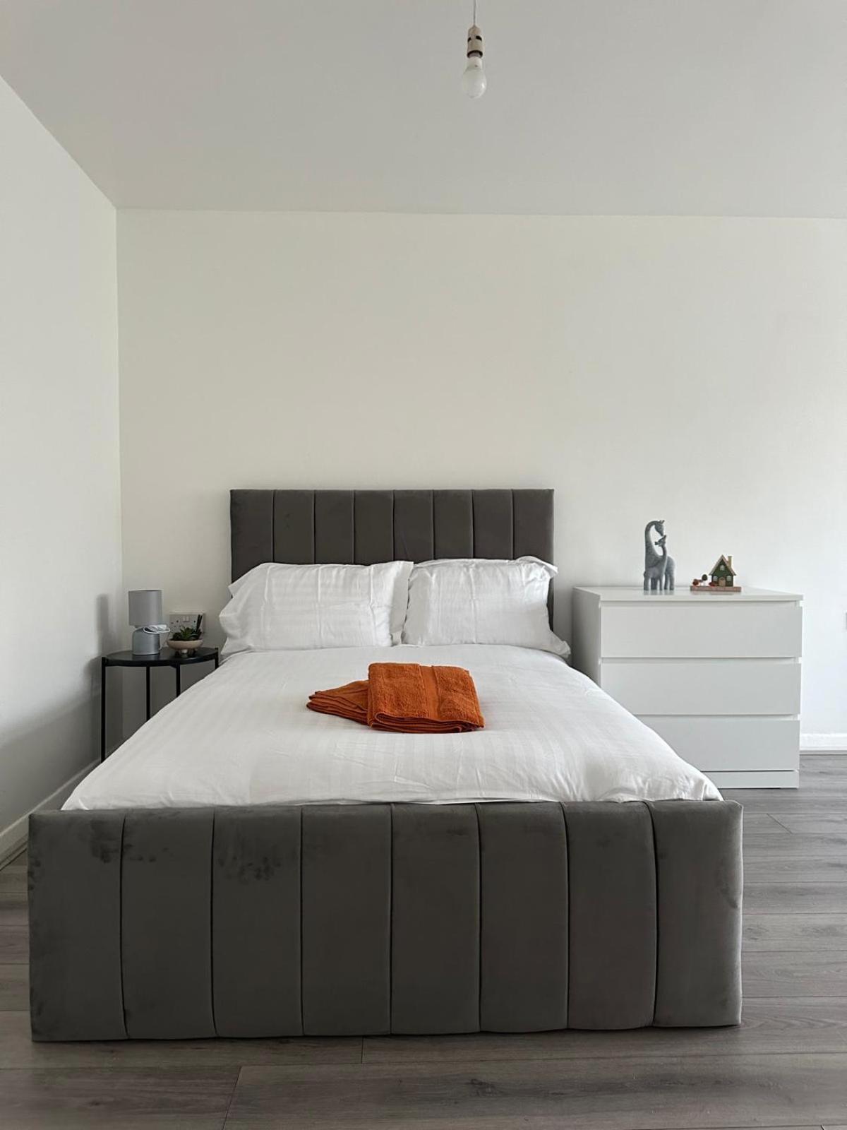 Modern In A 4 Bedroom Flat In London, Shared Bathroom! Privatunterkunft London