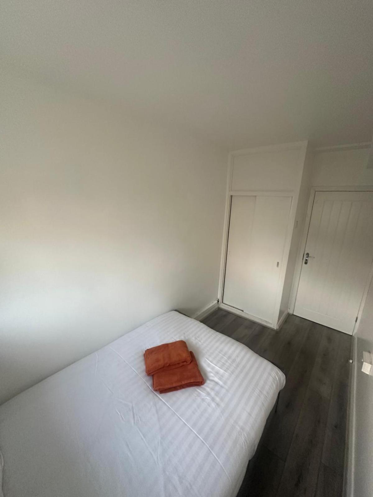 Modern In A 4 Bedroom Flat In London, Shared Bathroom! Privatunterkunft