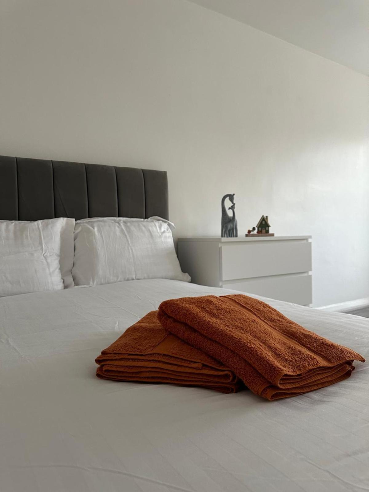 Modern In A 4 Bedroom Flat In London, Shared Bathroom! Privatunterkunft