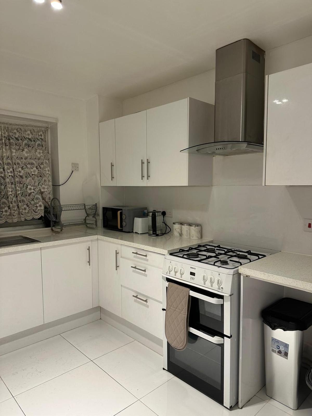 Modern In A 4 Bedroom Flat In London, Shared Bathroom! Privatunterkunft London