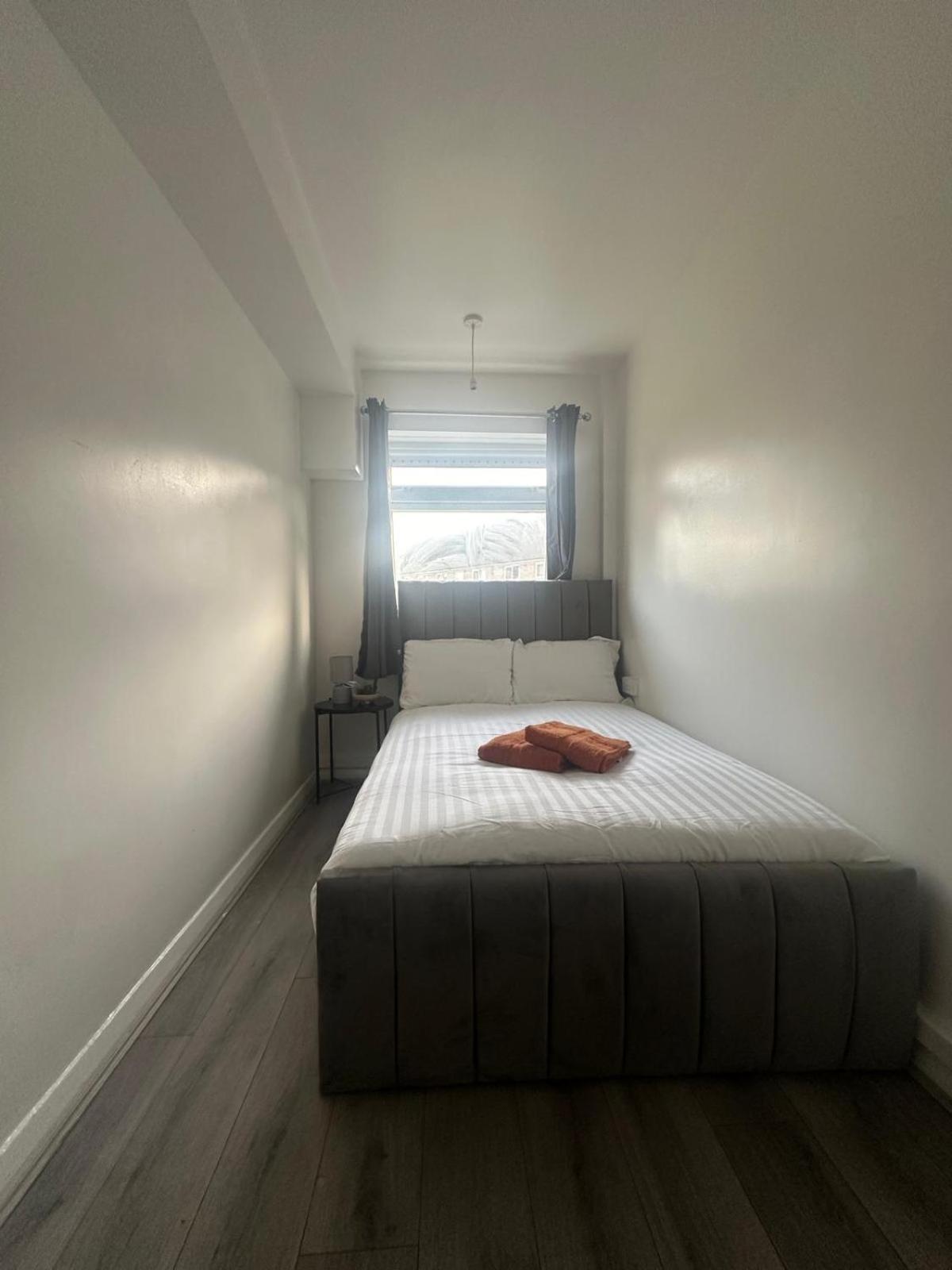 Modern In A 4 Bedroom Flat In London, Shared Bathroom! Privatunterkunft *