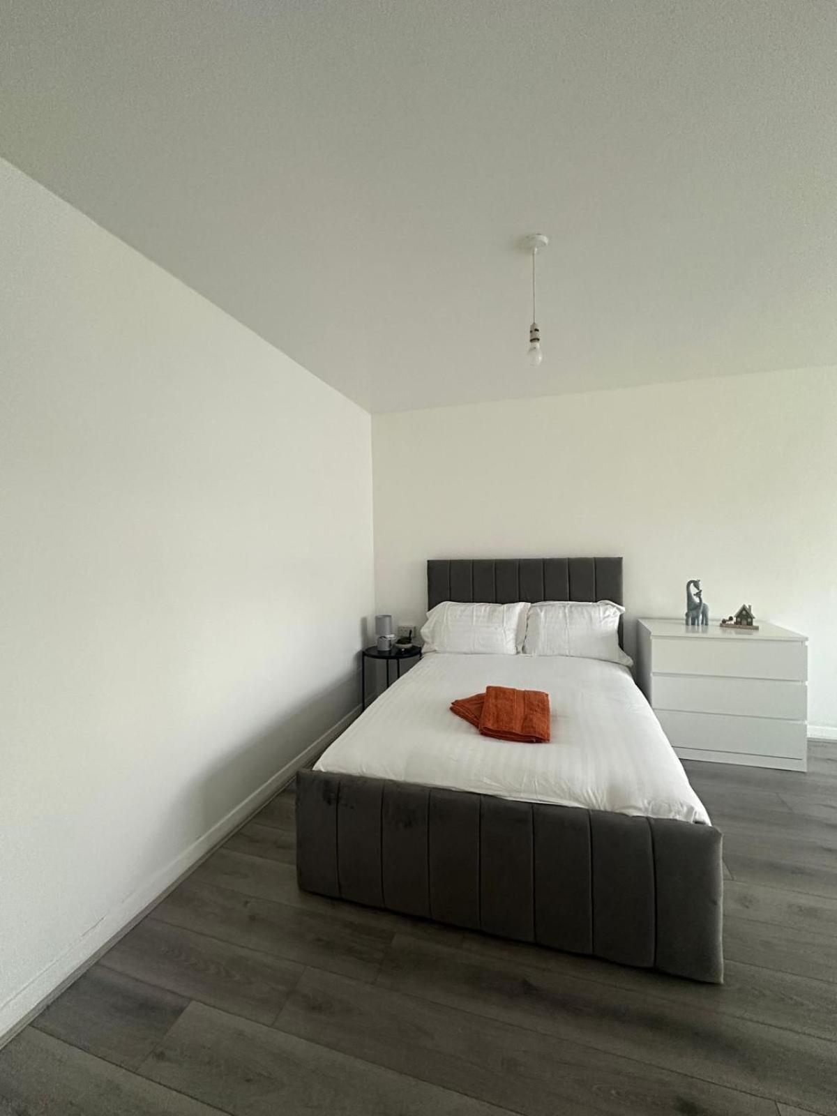 Modern In A 4 Bedroom Flat In London, Shared Bathroom! Privatunterkunft *