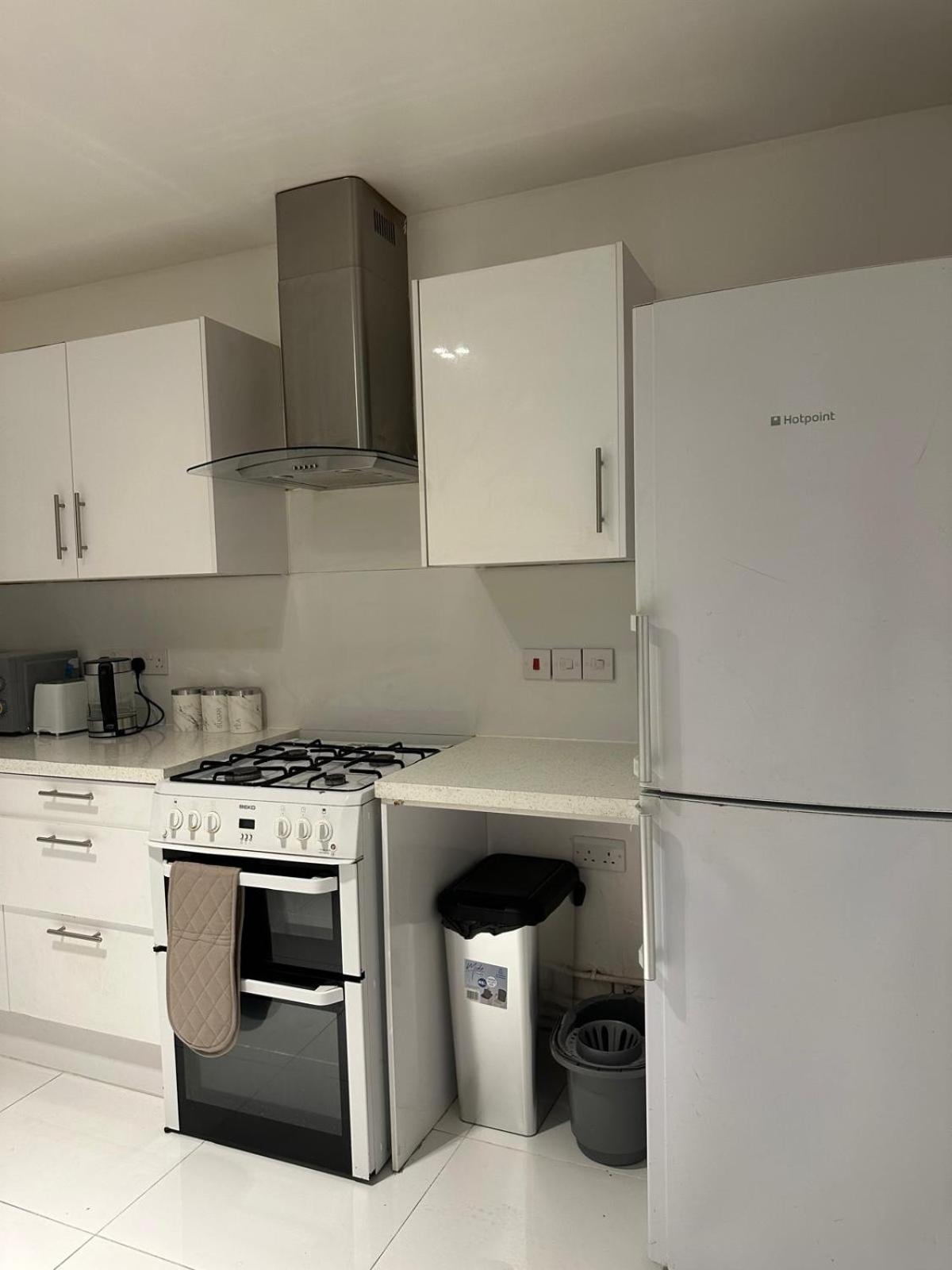 Modern In A 4 Bedroom Flat In London, Shared Bathroom! Privatunterkunft London