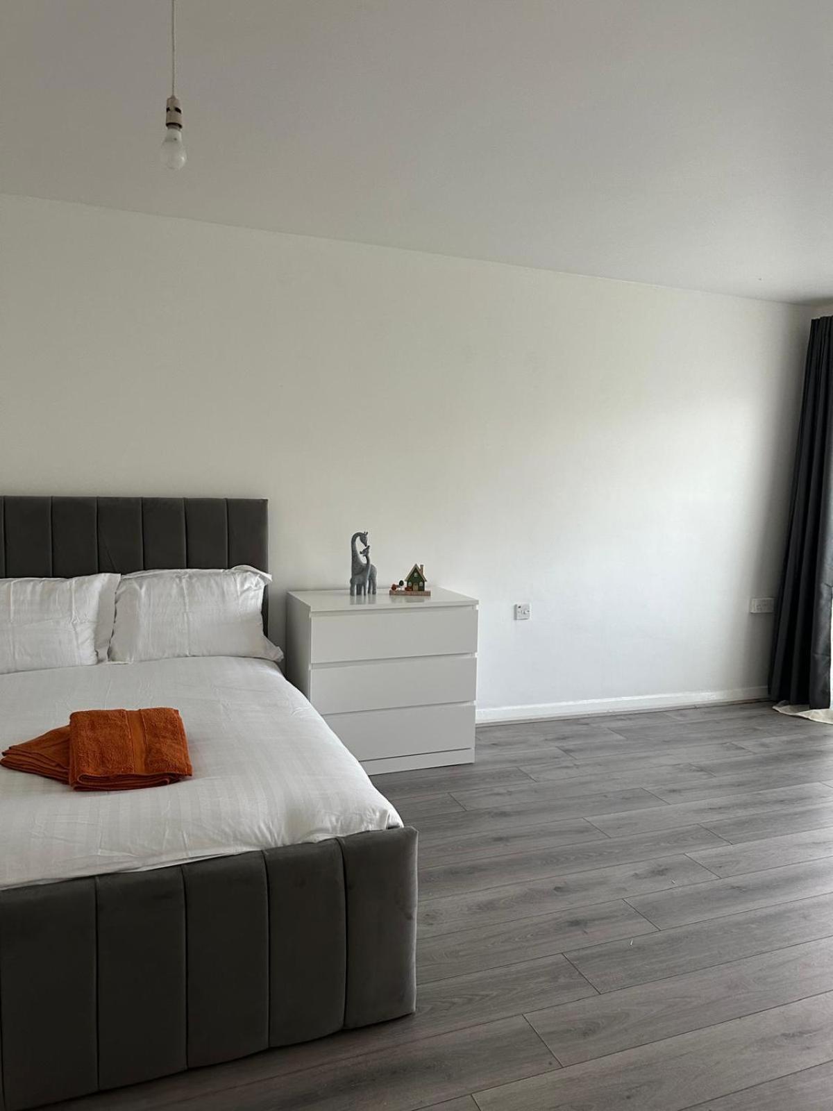 Modern In A 4 Bedroom Flat In London, Shared Bathroom! Privatunterkunft