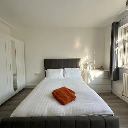 Modern Room In A 4 Bedroom Flat In London, Shared Bathroom! Exterior photo