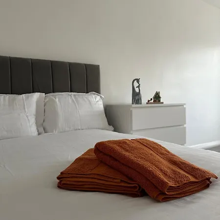 Modern Room In A 4 Bedroom Flat In London, Shared Bathroom! Exterior photo
