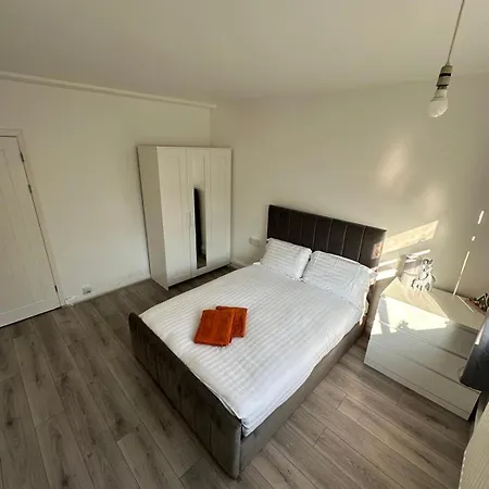 Modern Room In A 4 Bedroom Flat In London, Shared Bathroom! Exterior photo