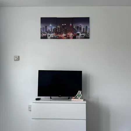 Modern Room In A 4 Bedroom Flat In London, Shared Bathroom! Exterior photo