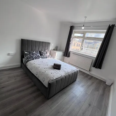 Modern Room In A 4 Bedroom Flat In London, Shared Bathroom! Exterior photo