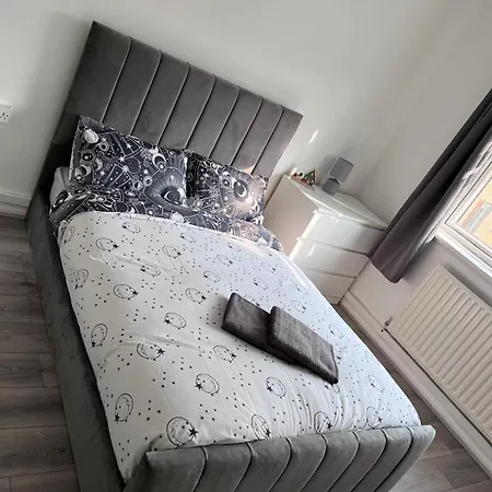 Modern Room In A 4 Bedroom Flat In London, Shared Bathroom! Exterior photo
