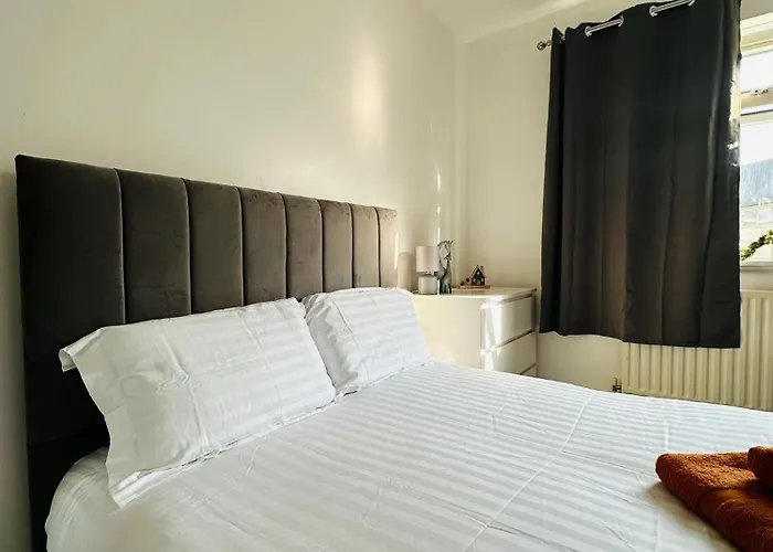 Modern Room In A 4 Bedroom Flat In London, Shared Bathroom!