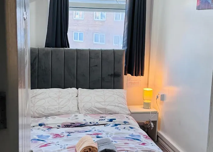 Modern Room In A 4 Bedroom Flat In London, Shared Bathroom!