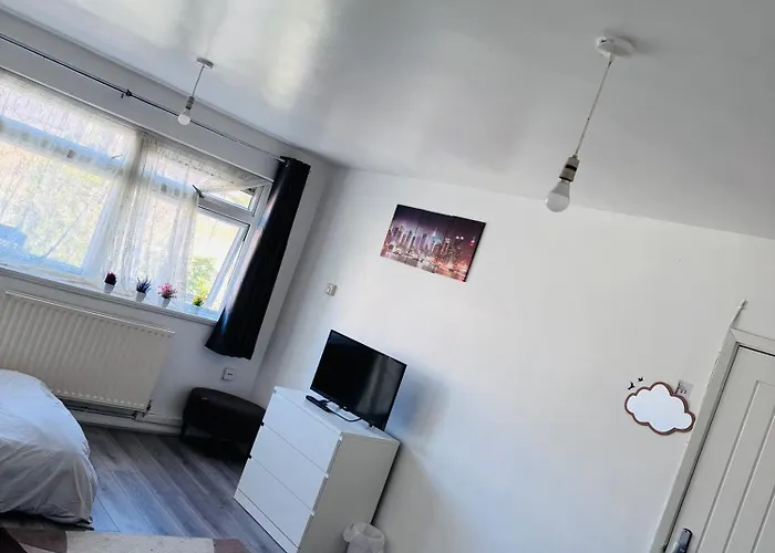 Modern Room In A 4 Bedroom Flat In London, Shared Bathroom!
