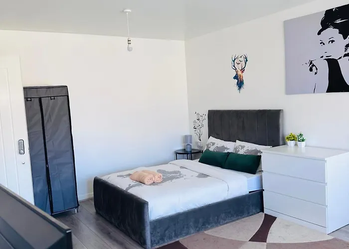 Modern Room In A 4 Bedroom Flat In London, Shared Bathroom!